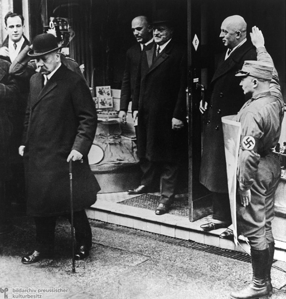 Wahlkampf 1933: Reichspräsident Paul von Hindenburg verlässt das Wahllokal (5. März 1933)